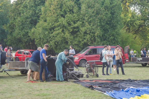 26 Ağustos 2017 Ukrayna, beyaz kilise. Balon reçel. Sıcak hava balonu başlaması için hazırlık.