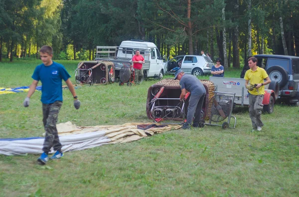 26 Ağustos 2017 Ukrayna, beyaz kilise. Balon reçel. Sıcak hava balonu başlaması için hazırlık.