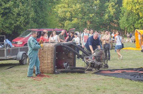 26 Ağustos 2017 Ukrayna, beyaz kilise. Balon reçel. Sıcak hava balonu başlaması için hazırlık.