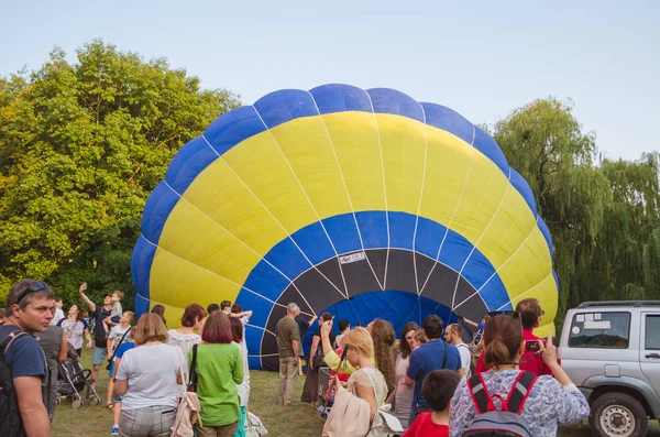 26 augusti 2017 Ukraina, vita kyrkan. Ballong sylt. Inför starten av luftballong. — Stockfoto