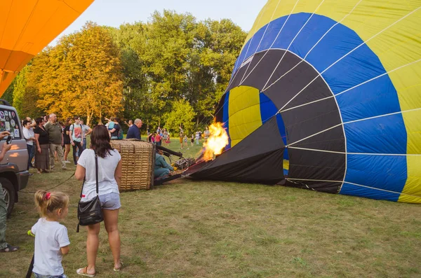 26 augustus 2017 Oekraïne, wit-kerk. Ballon jam. Voorbereiding voor het begin van de hete luchtballon. — Stockfoto