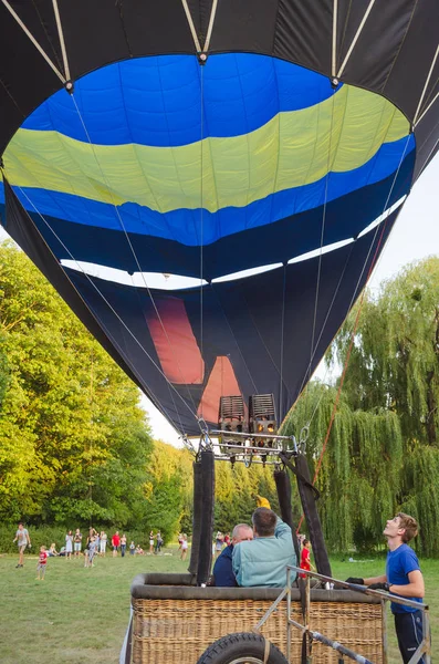 26 augustus 2017 Oekraïne, wit-kerk. Ballon jam. Voorbereiding voor het begin van de hete luchtballon. — Stockfoto