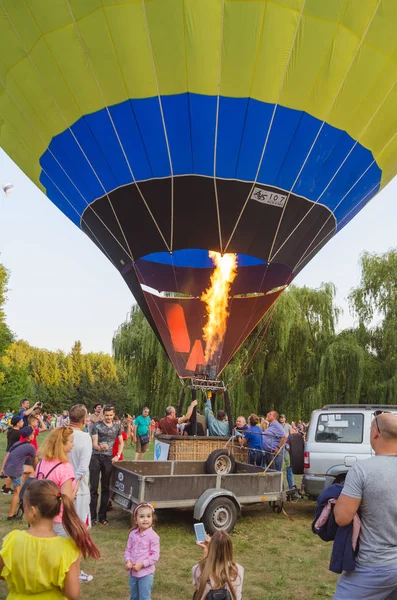 26 Ağustos 2017 Ukrayna, beyaz kilise. Balon reçel. Sıcak hava balonu başlaması için hazırlık.