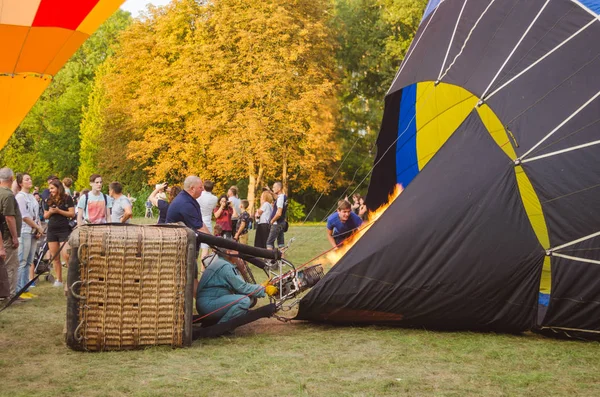 26 Ağustos 2017 Ukrayna, beyaz kilise. Balon reçel. Sıcak hava balonu başlaması için hazırlık.