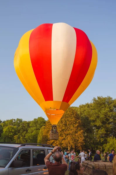 26 augusztus 2017 Ukrajna, fehér templom. Ballon lekvár. Részére a elkezd elkészítése a hőlégballon. — Stock Fotó