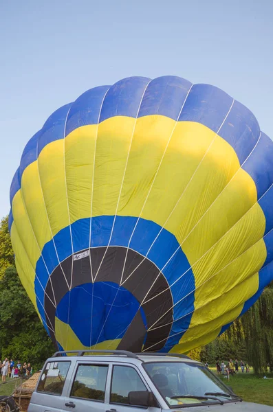 26 Ağustos 2017 Ukrayna, beyaz kilise. Balon reçel. Sıcak hava balonu başlaması için hazırlık.