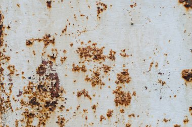 Paslı metal bir plaka doku eski beyaz boya