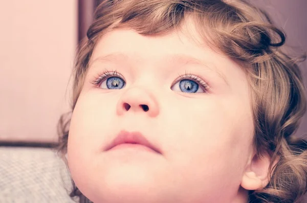 Portréja egy fiatal gyermek kék szeme közelről — Stock Fotó