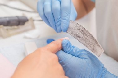 Asıl çivi manikür için hazırlar.