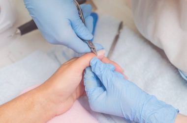 Asıl çivi manikür için hazırlar.