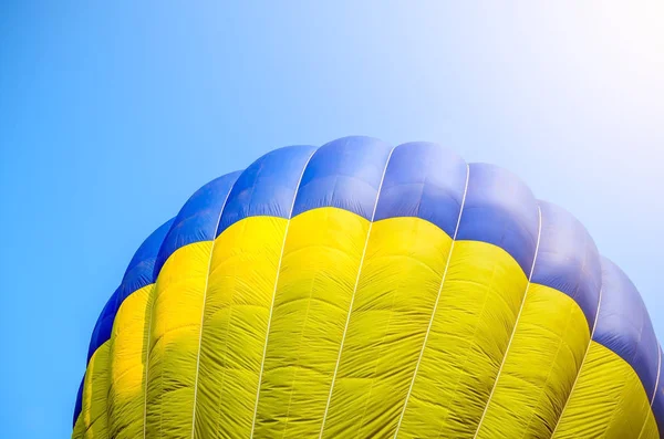 Luftballon am blauen Himmel — Stockfoto