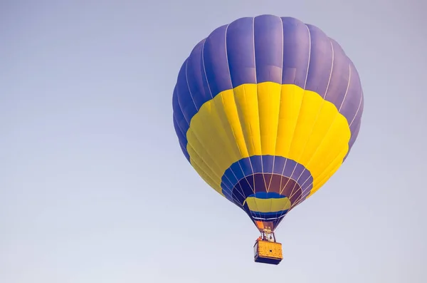 Sıcak hava balonu mavi gökyüzü arka plan üzerinde renkli — Stok fotoğraf