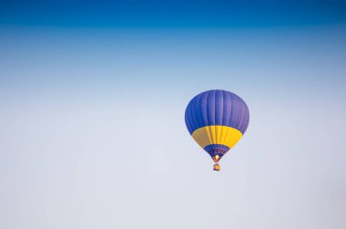 Sıcak hava balonu yangın ve mavi gökyüzü arka plan ile renkli