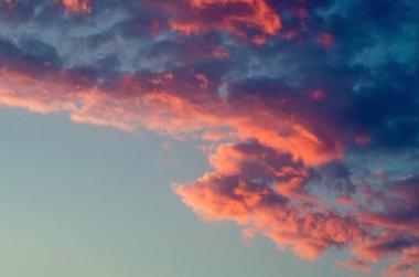 Güzel gün batımı veya gündoğumu bulutlar, pembe ve mor tonlar ile