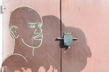 22 Eylül 2017 Ukrayna, beyaz kilise. Eski demir kapıları grafiti
