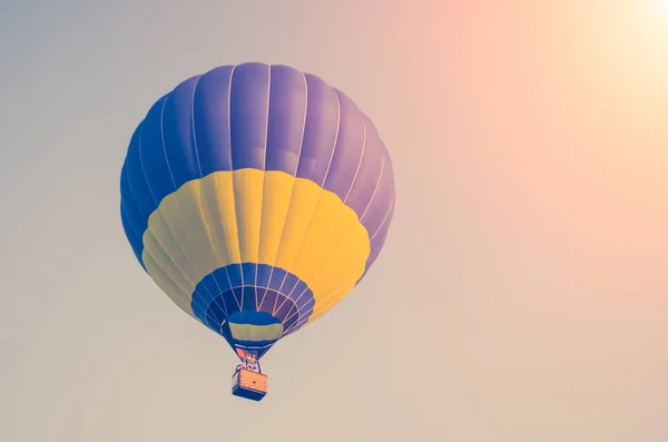 Цветной воздушный шар на голубом фоне неба. Toned — стоковое фото