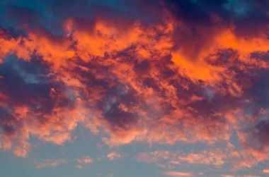 Güzel gün batımı veya gündoğumu bulutlar, pembe ve mor tonlar ile