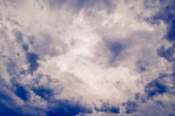 Hermoso cielo con nubes de tormenta — Foto de Stock