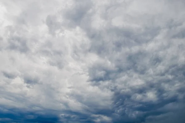 Bel cielo con nuvole di tempesta — Foto Stock