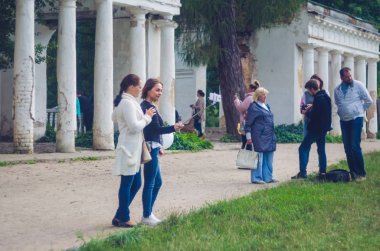 24 Ağustos 2017 Ukrayna, beyaz kilise. İki kız kalıntıları yakın cep telefonu üzerinde selfie yapmak