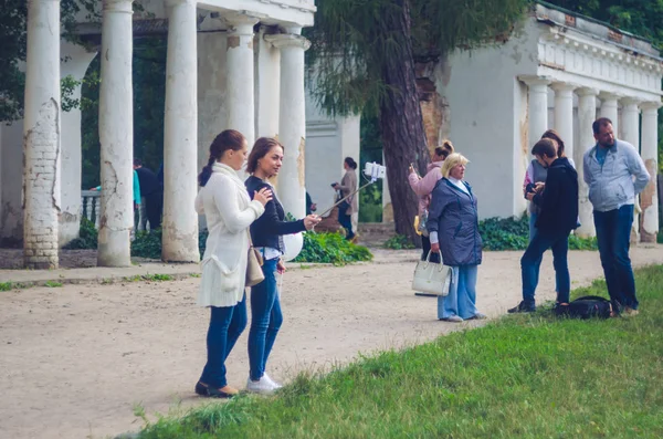 24 Ağustos 2017 Ukrayna, beyaz kilise. İki kız kalıntıları yakın cep telefonu üzerinde selfie yapmak