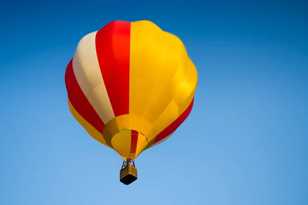 Colorato di mongolfiera con fuoco e sfondo cielo blu — Foto Stock