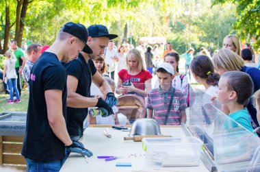 16 Eylül 2017 Ukrayna, beyaz kilise. Çocuklar açık havada yemek karamel süreci izliyor