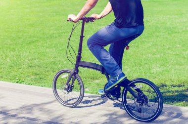 Bir adam küçük bir bisiklet sürme bir bisiklet yolu