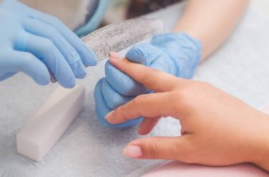 Asıl çivi manikür için hazırlar.