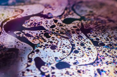 Bir sabun köpüğünün yüzeyindeki ışık tarafından oluşturulan güzel psikedelik soyutlama