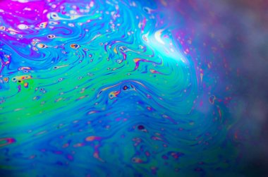 Bir sabun köpüğünün yüzeyindeki ışık tarafından oluşturulan güzel psikedelik soyutlama