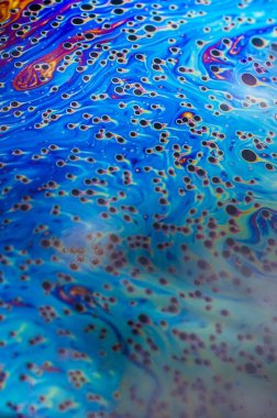 Bir sabun köpüğünün yüzeyindeki ışık tarafından oluşturulan güzel psikedelik soyutlama