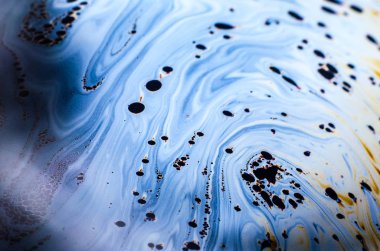 Bir sabun köpüğünün yüzeyindeki ışık tarafından oluşturulan güzel psikedelik soyutlama