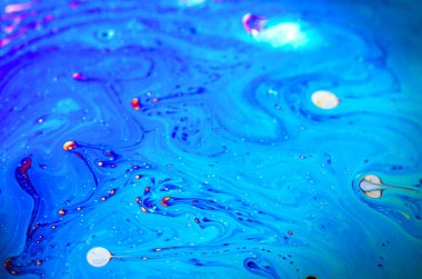 Bir sabun köpüğünün yüzeyindeki ışık tarafından oluşturulan güzel psikedelik soyutlama