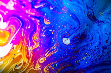 Bir sabun köpüğünün yüzeyindeki ışık tarafından oluşturulan güzel psikedelik soyutlama