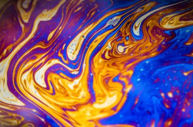 Bir sabun köpüğünün yüzeyindeki ışık tarafından oluşturulan güzel psikedelik soyutlama