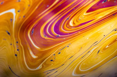 Bir sabun köpüğünün yüzeyindeki ışık tarafından oluşturulan güzel psikedelik soyutlama