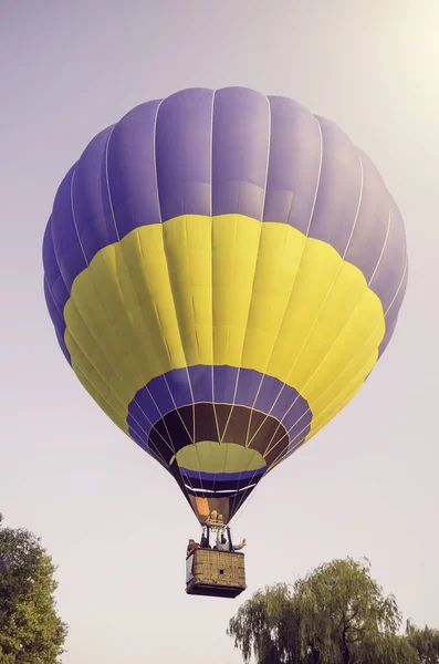 Bunte Heißluftballon auf blauem Himmel Hintergrund. gemildert — Stockfoto