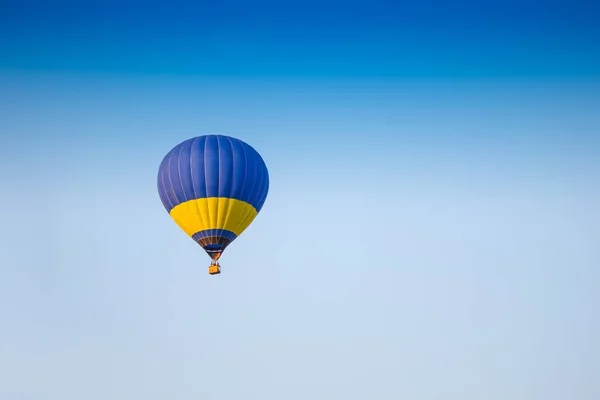 Colorato di mongolfiera con fuoco e sfondo cielo blu — Foto Stock