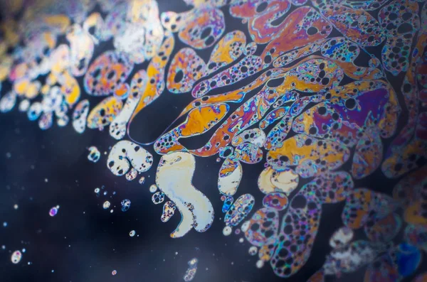 Bela abstração psicodélica formada pela luz na superfície de uma bolha de sabão Fotos De Bancos De Imagens Sem Royalties