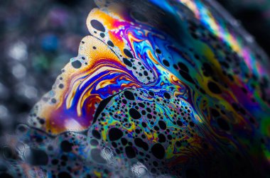 Bir sabun köpüğünün yüzeyindeki ışık tarafından oluşturulan güzel psikedelik soyutlama