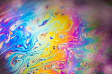 Bir sabun köpüğünün yüzeyindeki ışık tarafından oluşturulan güzel psikedelik soyutlama