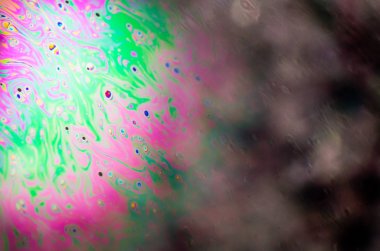 Bir sabun köpüğünün yüzeyindeki ışık tarafından oluşturulan güzel psikedelik soyutlama