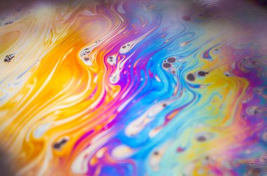 Bir sabun köpüğünün yüzeyindeki ışık tarafından oluşturulan güzel psikedelik soyutlama