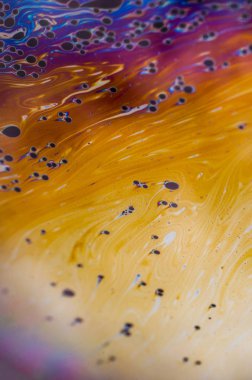 Bir sabun köpüğünün yüzeyindeki ışık tarafından oluşturulan güzel psikedelik soyutlama