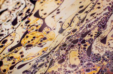 Bir sabun köpüğünün yüzeyindeki ışık tarafından oluşturulan güzel psikedelik soyutlama