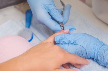 Asıl çivi manikür için hazırlar.