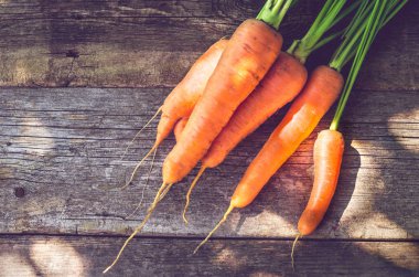 Tahta bir masada havuç.