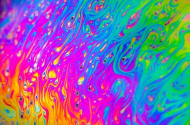 Bir sabun köpüğünün yüzeyindeki ışık tarafından oluşturulan güzel psikedelik soyutlama