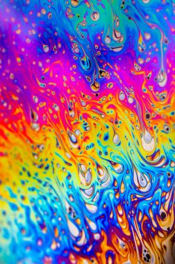 Bir sabun köpüğünün yüzeyindeki ışık tarafından oluşturulan güzel psikedelik soyutlama